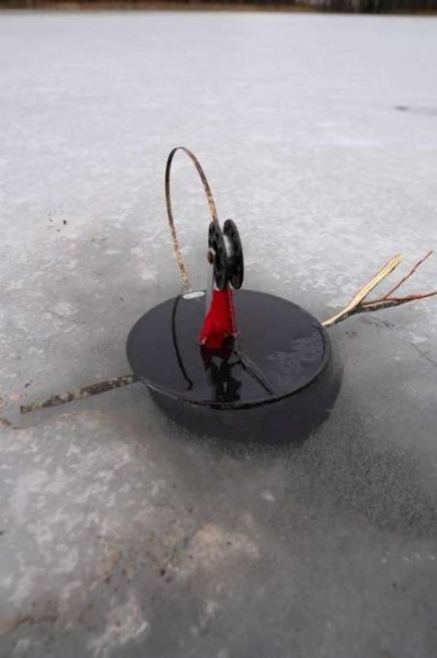 Поставили жерлицы на старых лунках... Поставили жерлицы на старых лунках...