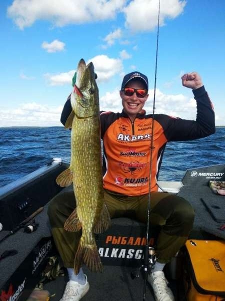 Огромная щука на ультралайтовый спиннинг