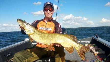 Огромная щука на ультралайтовый спиннинг