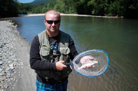 Трудовая рыбалка на горной реке Трудовая рыбалка на горной реке