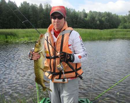 Рыбалка на старице реки. Ловля в траве. Рыбалка на старице реки. Ловля в траве.