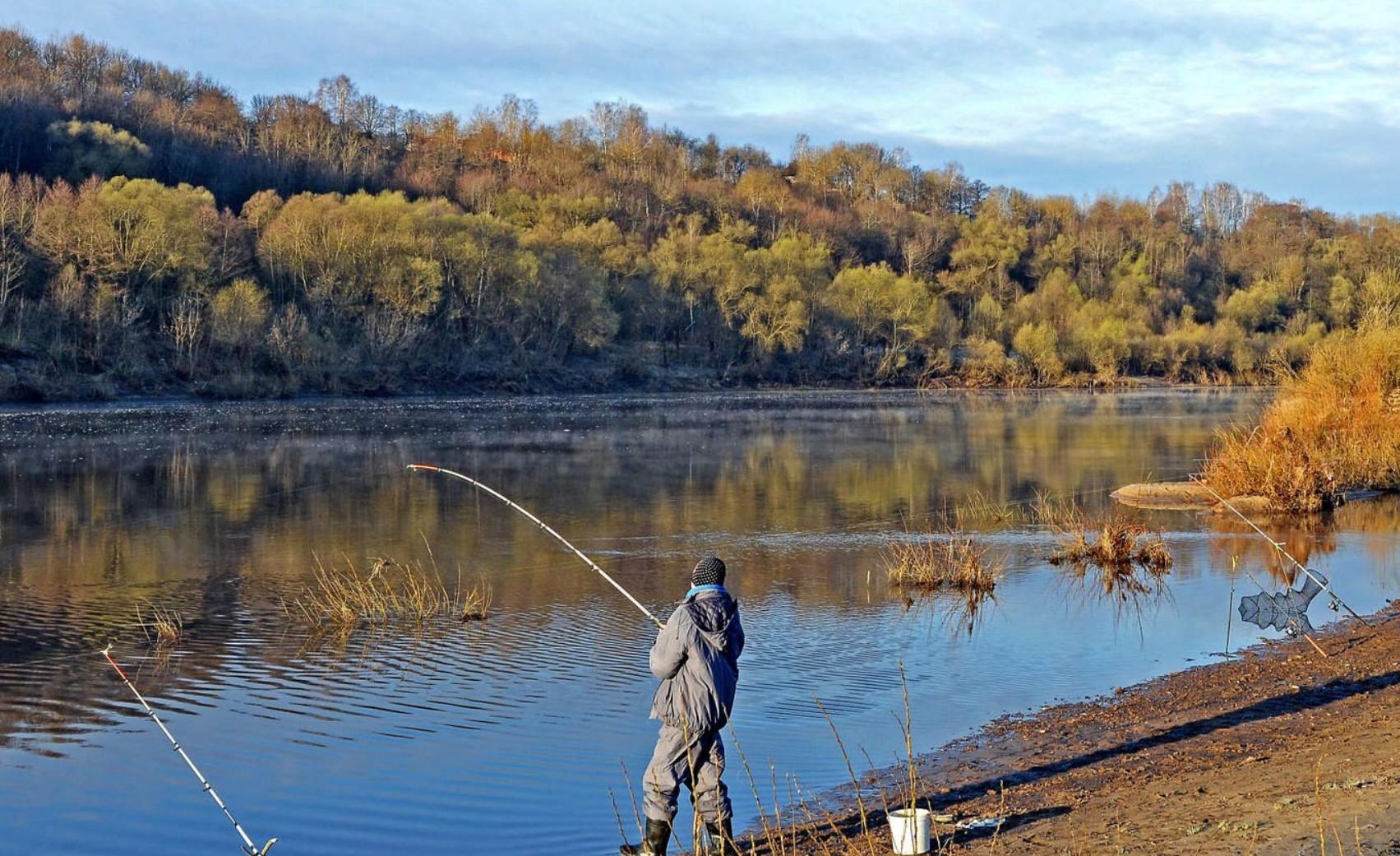 Время года ловли. Река Ока рыбалка. Река Ока рыбачить. Озеро с удочкой. Рыбак на реке.