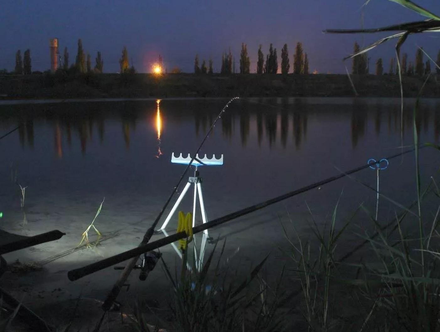 Прожектор в воду. Ночная рыбалка. Ночная рыбалка на фидер. Освещение на рыбалке. Фонарь для рыбалки ночью.
